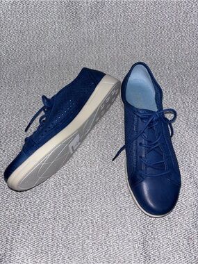 Cloud Footwear Asher navy blue leather perforated sneakers LIKE NEW size 37 6.5